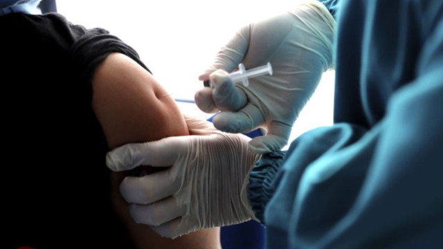 Prof. Tevfik Özlü'den aşı uyarısı: İnsanlar aşı vurulur vurulmaz güvende olamaz