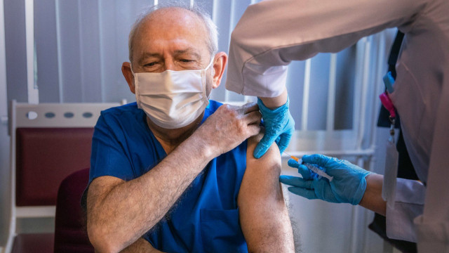Kemal Kılıçdaroğlu koronavirüs aşısını yaptırdı