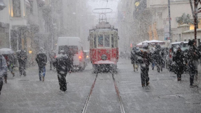 İstanbul'da kar fırtınası! Sibirya soğukları geldi