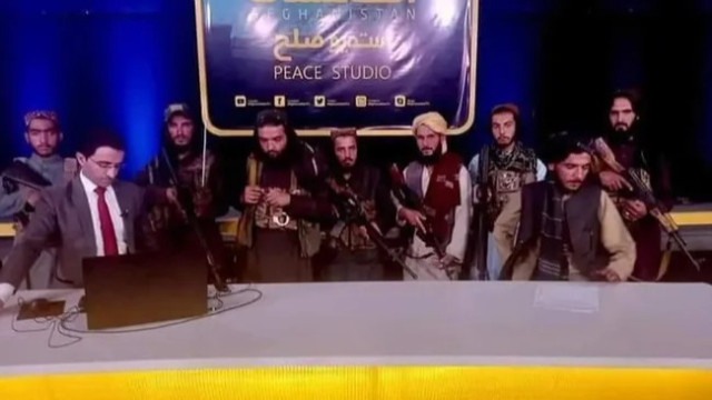 Taliban elinde silahla yayına çıktı