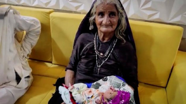 Hintli kadın 70 yaşında ilk kez anne oldu