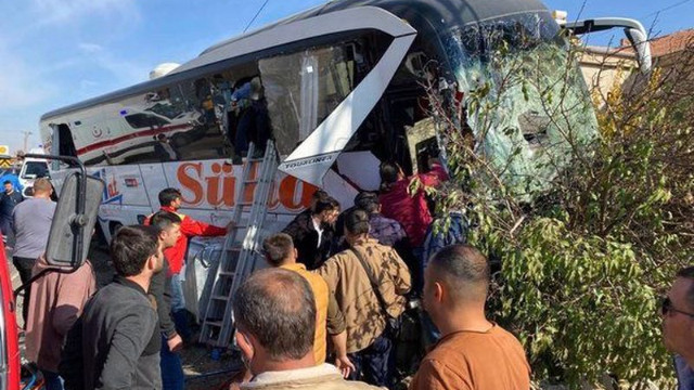 Kayseri'de feci kaza! Kamyonetle yolcu otobüsü çarpıştı