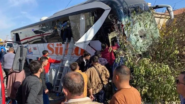 kayseri de feci kaza kamyonetle yolcu otobusu carpisti