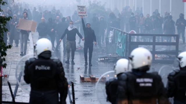 Belçika'da kovid-19 tedbirleri protestosunda arbede!