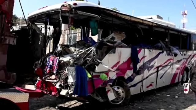 Meksika'da freni arızalanan otobüsün evlere çarpması sonucu 19 kişi öldü