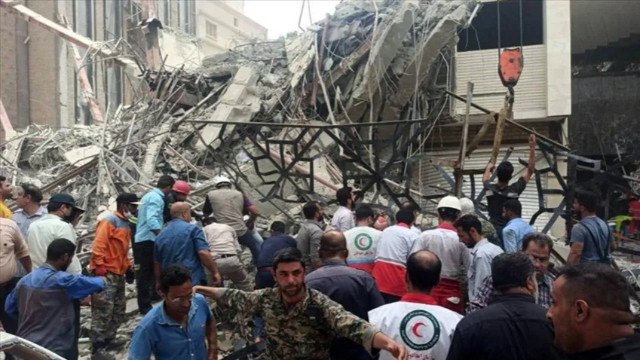 İran'da 10 katlı bina çöktü: 5 ölü, 27 yaralı