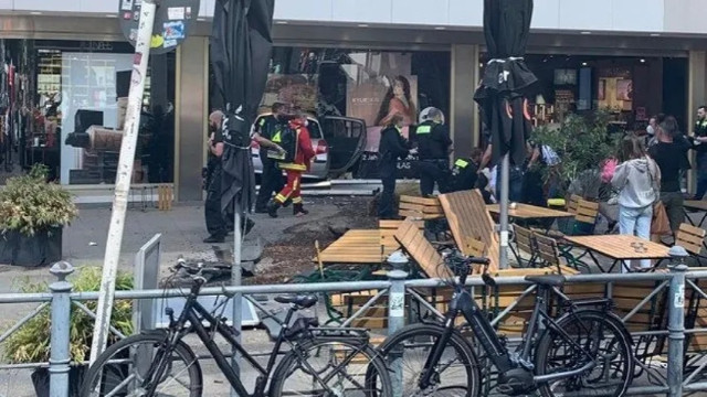 Berlin'de bir araç kalabalığın arasına daldı: 1 ölü, 30 yaralı