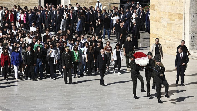 CHP 99'uncu kuruluş yılını kutluyor: Kılıçdaroğlu 99 gençle Anıtkabir'i ziyaret etti
