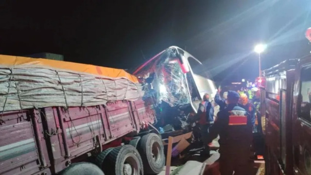 Amasya'da yolcu otobüsü ile kamyon çarpıştı: 2 kişi öldü, 20 kişi yaralandı