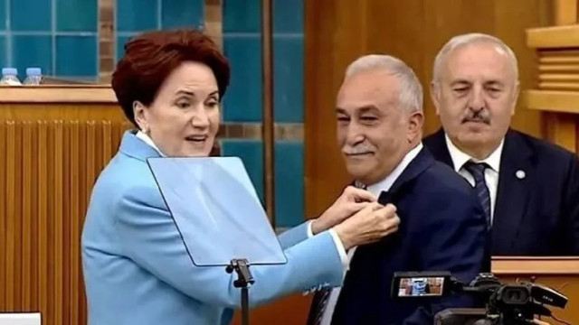 Akşener, Ahmet Eşref Fakıbaba'nın rozetini taktı
