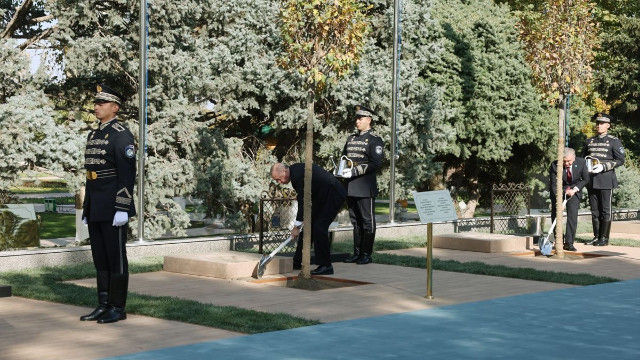 Cumhurbaşkanı Erdoğan, Özbekistan'da TDT Zirvesi'ne katılan liderlerle ağaç dikti