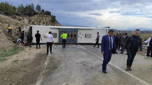 Mersin'de yolcu otobüsü devrildi: Çok sayıda yaralı var