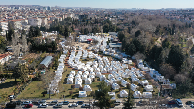 Bakan Kurum: Gaziantep'te 11 noktada 17 bin 27 çadır, Islahiye, Nurdağı ve Nizip’te 1522 konteyner kuruldu