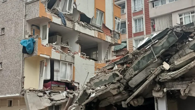 İstanbul'da yıkımı yapılan bina yan apartmanın üzerine çöktü!