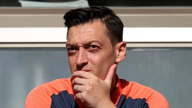 Mesut Özil futbolu bıraktığını açıkladı