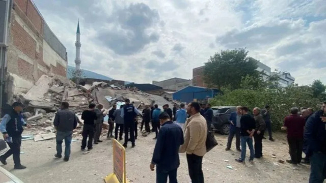 Bursa'da 4 katlı metruk bina çöktü