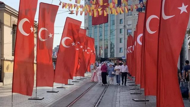 30 Ağustos Zafer Bayramı: İstiklal Caddesi'ne bin 200 Türk bayrağı asıldı