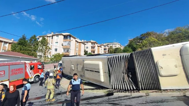 Başakşehir'de İETT otobüsü devrildi