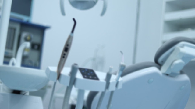 Dört dişini çeken doktor temizlikçi çıktı: Kızdı, çekti, ilaç yazdı...