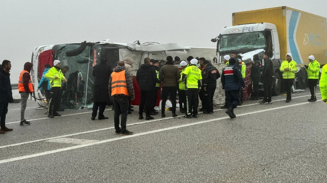 Malatya'da yolcu otobüsü devrildi: 4 ölü, 31 yaralı
