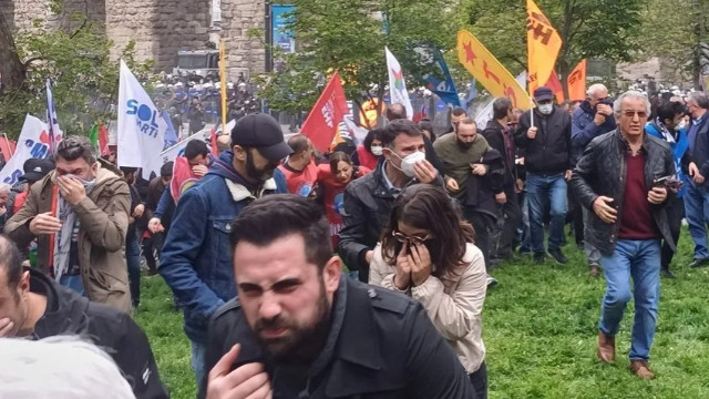 İstanbul'da 1 Mayıs: Saraçhane'de polis duvarı örüldü, polisle göstericiler arasında arbede çıktı