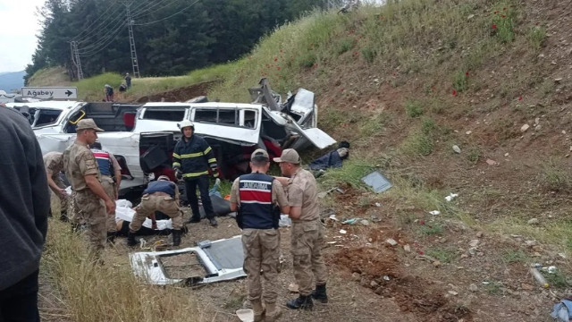 Gaziantep’te TIR çarpıştığı yolcu minibüsünü biçti: 8 ölü çok sayıda yaralı var