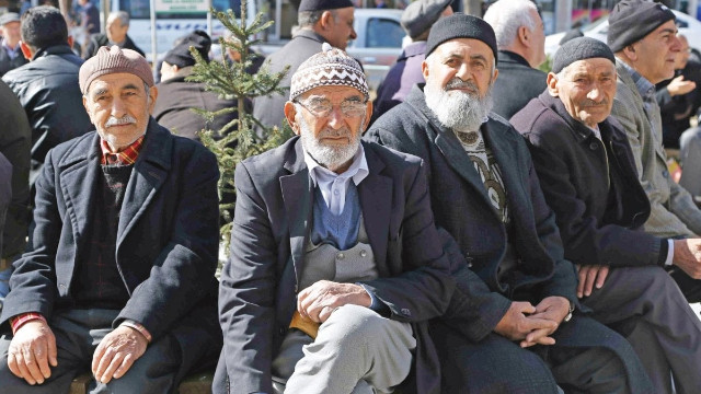 Ekonomik sıkıntılar arttı, SGK geliri yetmiyor: 10 emekliden 6'sı ya çalışıyor ya iş arıyor