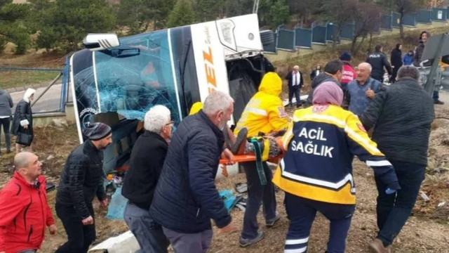 Isparta'da yolcu otobüsü devrildi: Çok sayıda yaralı var