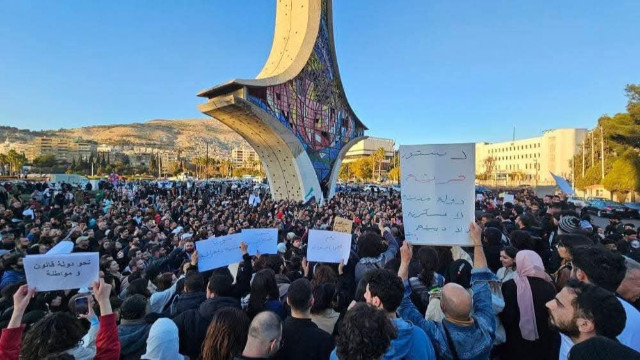 Suriye'de Colani'ye protesto! Laik yönetim isteyenler Emevi meydanında gösteri yaptı