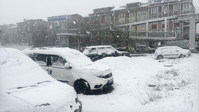 İstanbul'da beklenen kar yağışı başladı! Her yer beyaza büründü