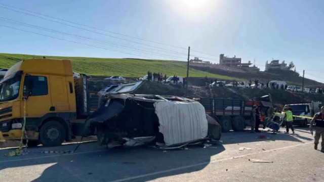 Hatay'da TIR ile minibüs çarpıştı: Ölü ve yaralılar var