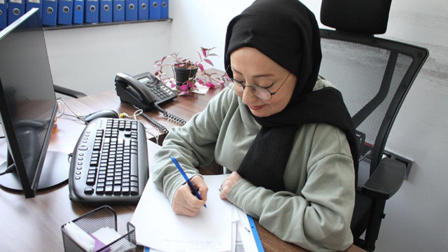 3 çocuğu olan anne engelini aşıp iki üniversite bitirdi! Çalışma azmiyle örnek oldu