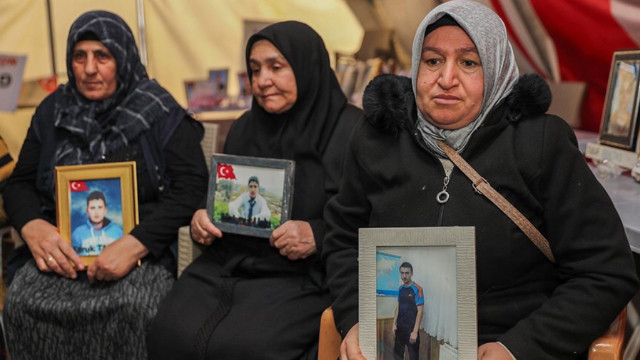 Evlatları için eylem yapan Diyarbakır anneleri, teselliyi geride kalan eşyalarda arıyor