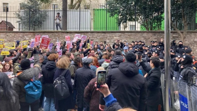 İstanbul Üniversitesi'nde İmamoğlu protestosu! Öğrencilerle polis arasında arbede