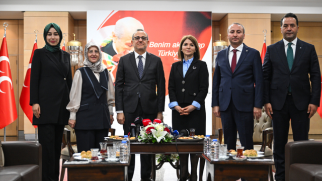 AK Parti heyeti Ramazan Bayramı dolayısıyla MHP'yi ziyaret etti