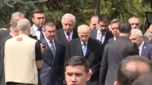 Bahçeli, Türkeş'in mezarını ziyaret etti