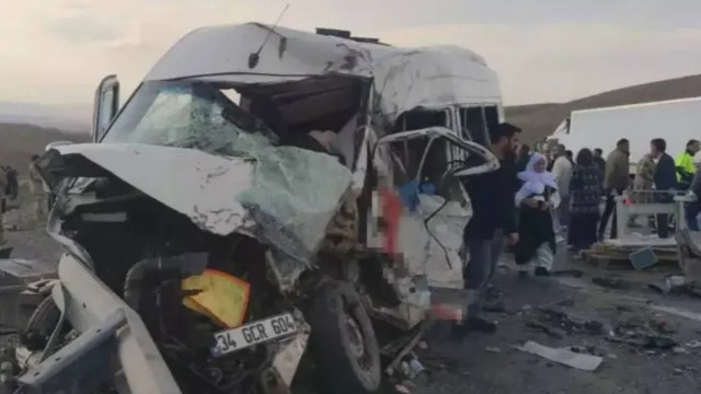 Van’da korkunç kaza! 6 kişi öldü, 8 kişi yaralandı