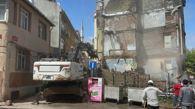 İstanbul'da metruk bina depremde kısmen çöktü