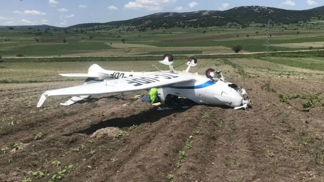 Bilecik'te eğitim uçağı iniş sırasında ters döndü! Kadın pilot hastaneye kaldırıldı