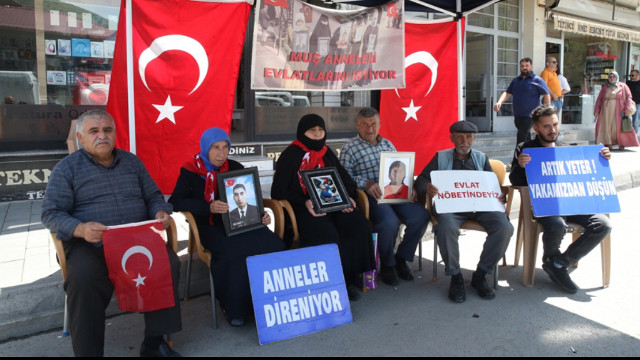 Muş'ta evlatlarına kavuşmak isteyen aileler DEM Parti önündeki eylemlerini sürdürdü