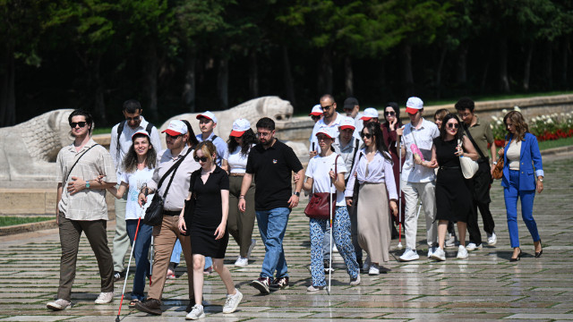 Görme engelli gençler "Dinle Hisset Keşfet" projesi kapsamında Anıtkabir'i ziyaret etti