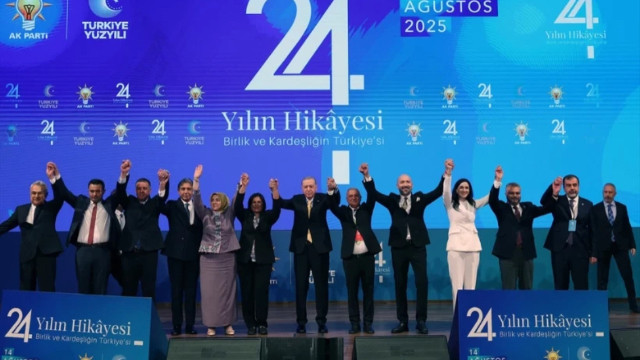 Özlem Çerçioğlu dahil 9 isim AK Parti'ye katıldı