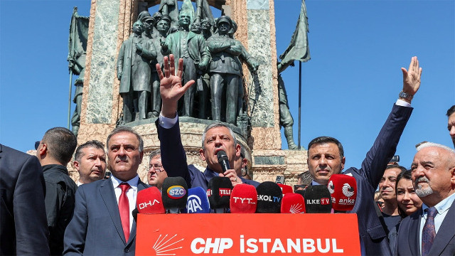 Taksim'deki CHP töreninde dikkat çeken an: Özgür Çelik var, Gürsel Tekin yok!