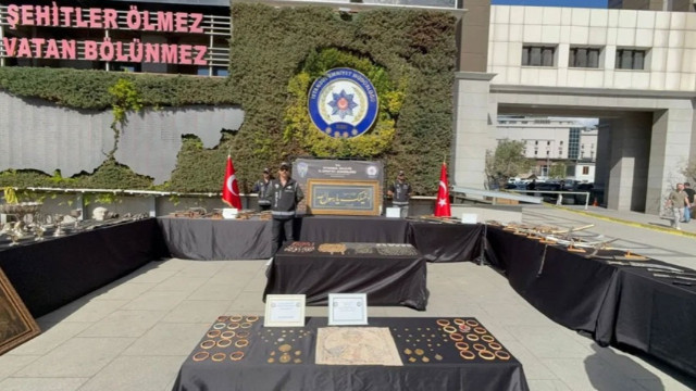 Interpol tarafından 20 yıldır aranıyordu: Tarihi hat levha İstanbul'da ele geçirildi