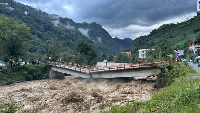 Rize’de köprü çöktü, Ayder Yaylası’na ulaşım durdu, tahliyeler başladı