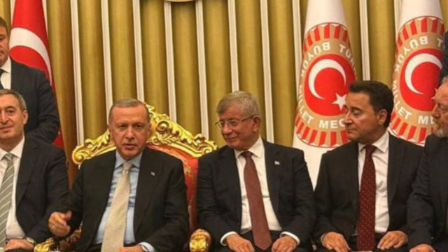 Siyasette sürpriz buluşma! Davutoğlu ile Babacan, Erdoğan'ın yanında oturdu