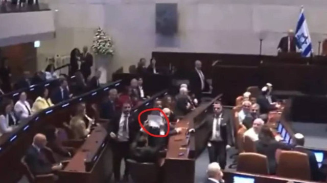 ABD Başkanı Trump, İsrail Meclisi'nde konuşurken protestoya uğradı! Filistin ve soykırım pankartı açtı...