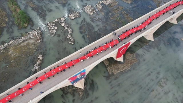 Çorum'da vatandaşlar 102 metrelik Türk bayrağı ile yürüdü