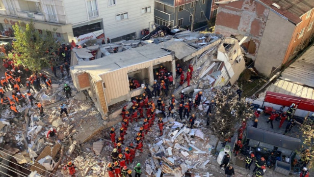 Gebze'de 7 katlı bina çöktü:  İki can kaybı var, bir kişi sağ çıkarıldı