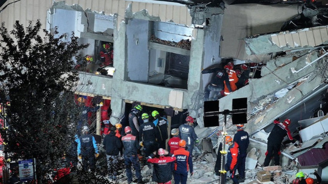 Anne ve babanın cansız bedenleri de enkazdan çıkarıldı! 5 kişilik aileden yalnızca Dilara kaldı